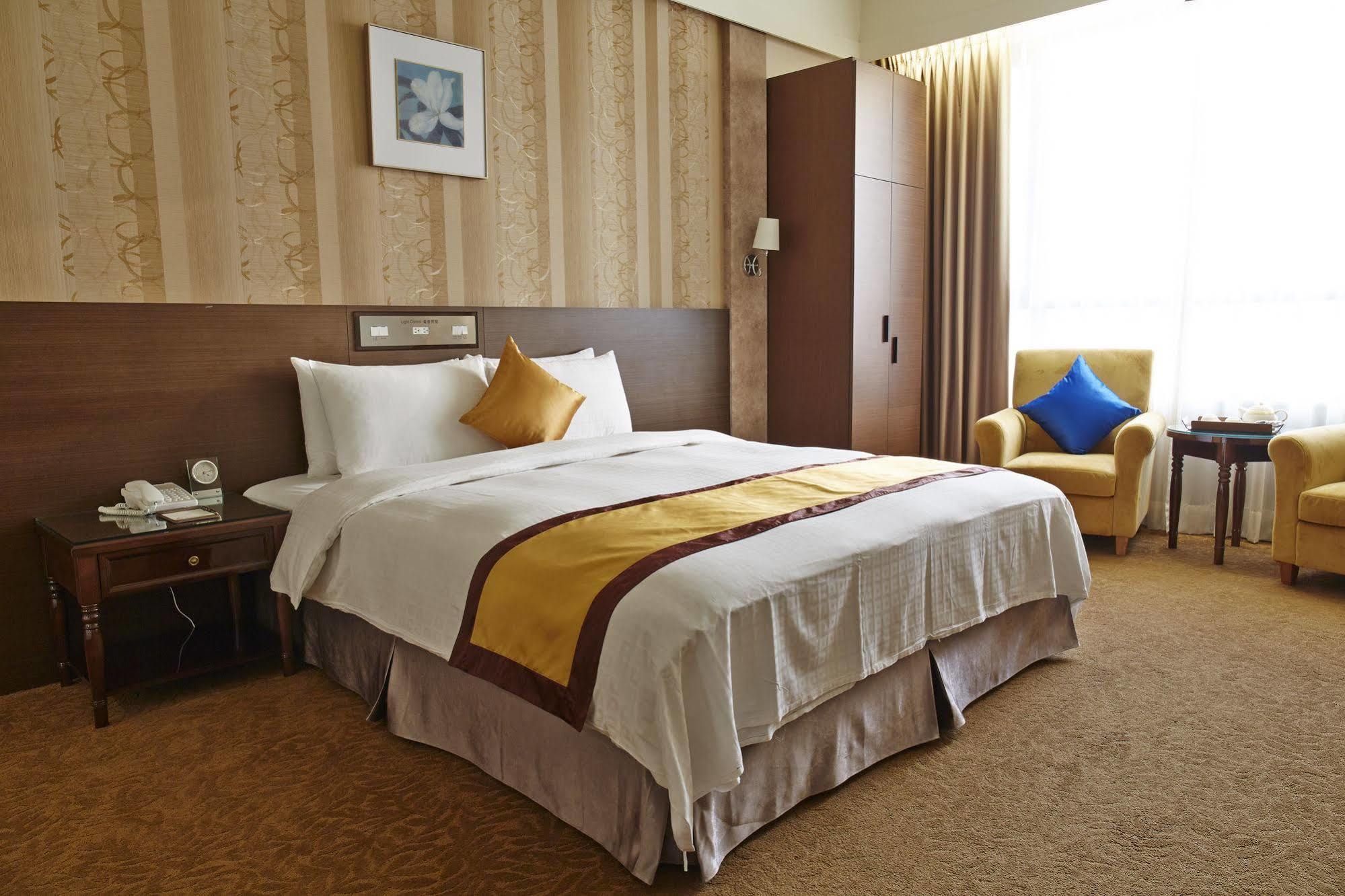 Royal Chiayi Hotel Exterior foto